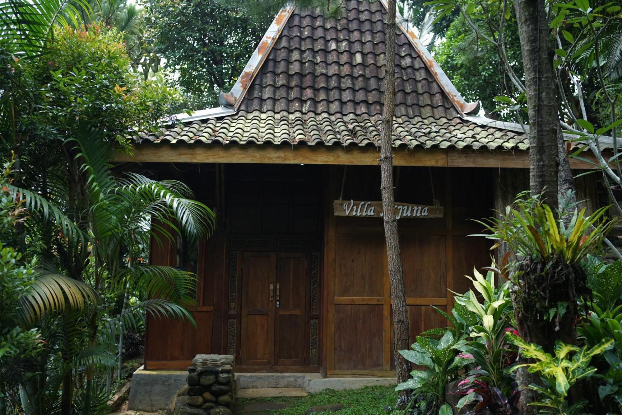 Tirta Arsanta Hot Springs & Villa Bogor Kültér fotó